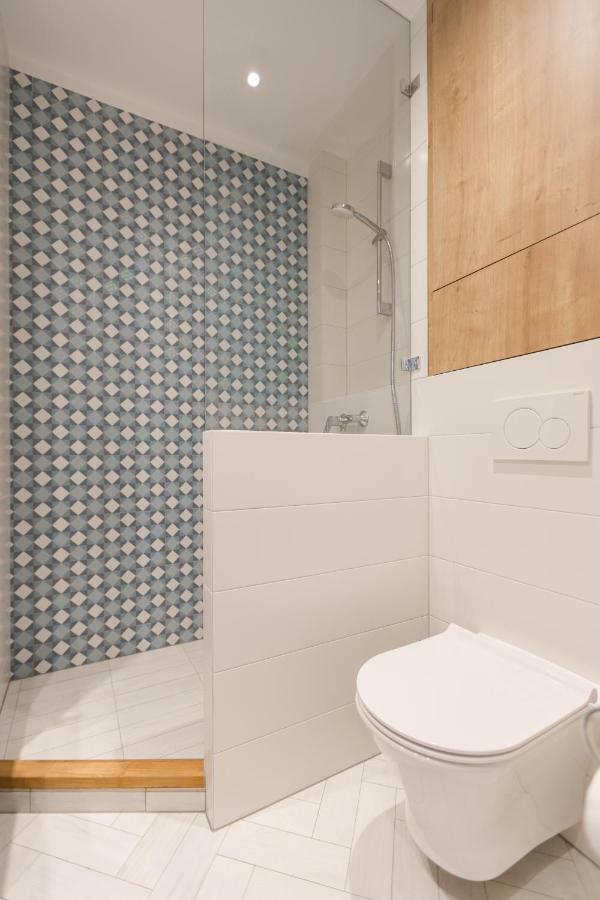 Apartament Downtown Apartment กดิเนีย ภายนอก รูปภาพ